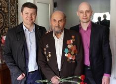 Сотрудники компании поздравляют ветерана Федора Евдокимовича Зубарева