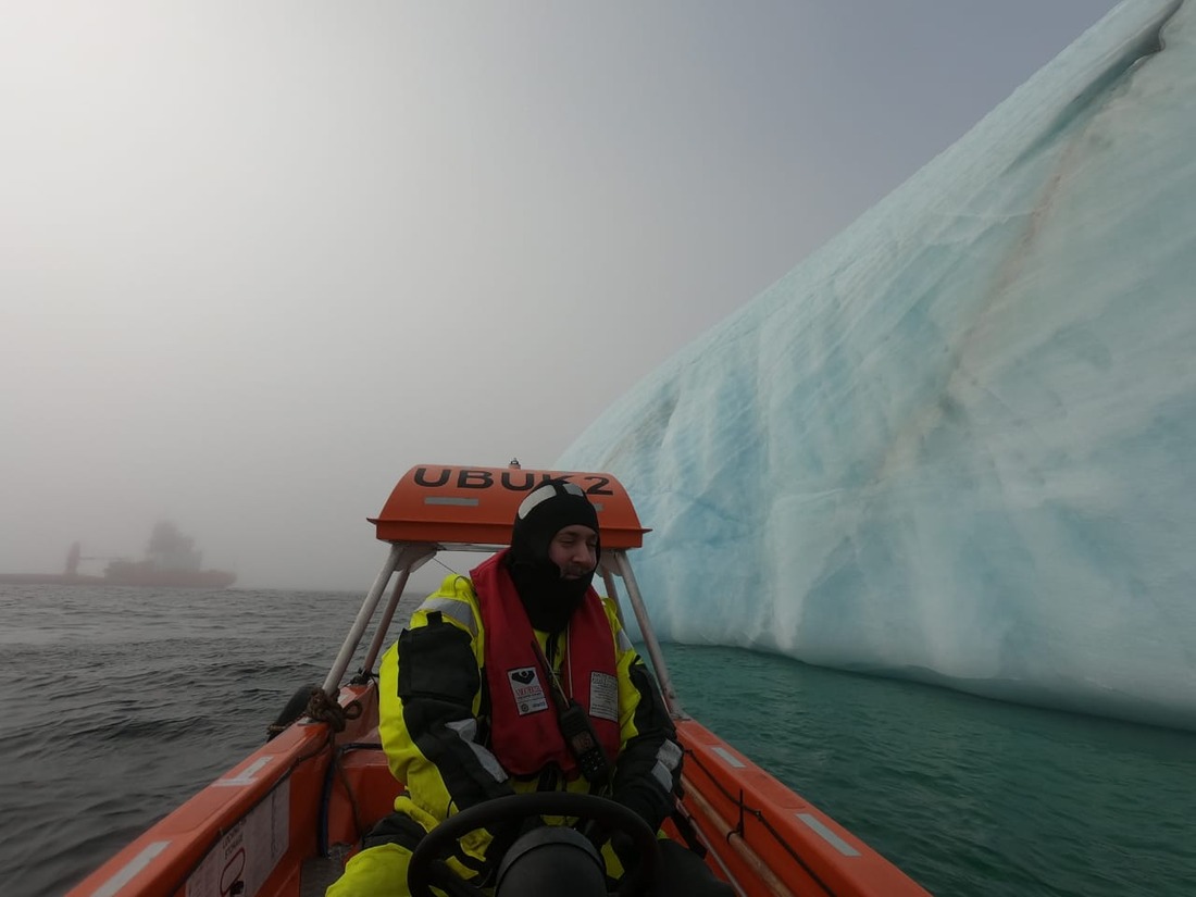 Отработка действий по предотвращению угрозы столкновения буровых установок с айсбергами