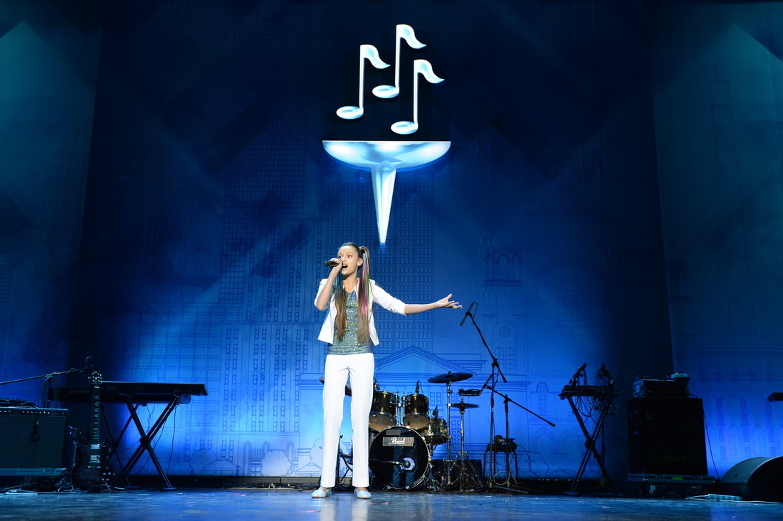 Амалия Бячкова исполняет песню "Радуга после дождя"