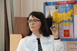Наталья Санькова демонстрирует раковину аммонита — вымершего подкласса головоногого моллюска