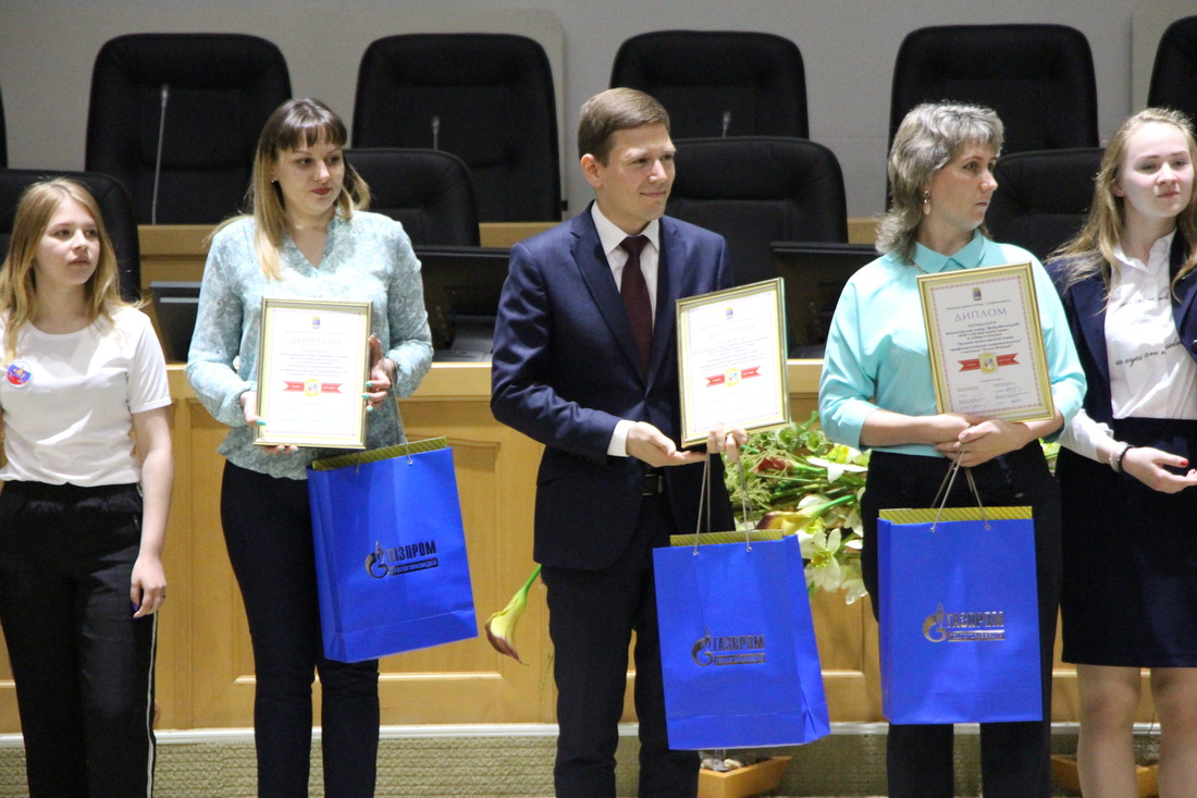 Председатель Совета молодежи Геннадий Торопов наградил волонтерские отряды школьников