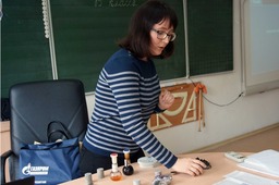 Наталья Санькова показала образцы различных минералов, нефти и газового конденсата