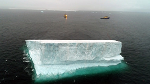 Тренировка по буксировке айсберга двумя ледокольными судами в сентябре 2018 г. Вес айсберга — свыше 2 млн тонн.