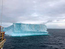 Айсберги  представляют серьезную угрозу для производственных объектов на арктическом шельфе