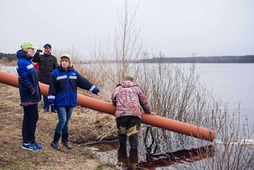 Сотрудники "Газпром геологоразведки" обязательно присутствуют на выпуске мальков в реки производственной деятельности компании