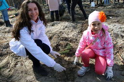 Сотрудники ООО "Газпром геологоразведка" вместе с детьми посадили около ста саженцев сосны