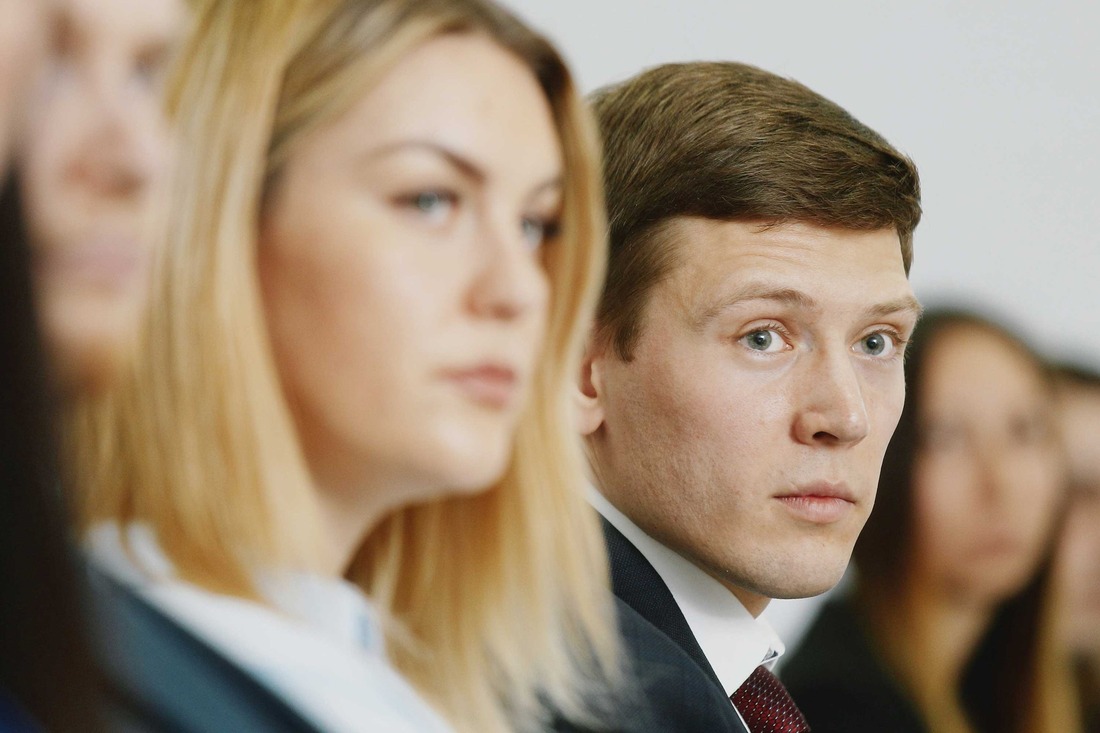 Председатель Совета Молодежи компании Геннадий Торопов (справа)