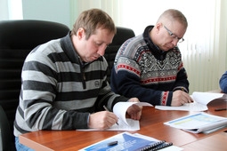 Генеральный директор компании А.В. Давыдов и глава Ямальского района А.Н. Кугаевский подписывают соглашение о сотрудничестве