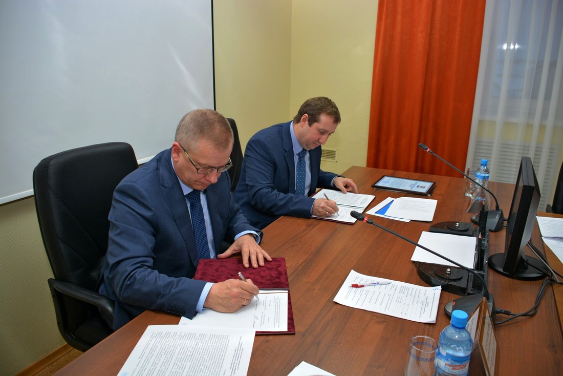 Алексей Давыдов (справа) и Андрей Кугаевский подписали соглашение о продлении сотрудничества на предстоящий год