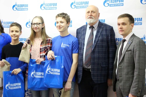 Юные геологи получили в качестве сувенира от ООО "Газпром геологоразведка" настоящий керн