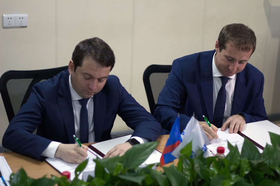 ВРИО губернатора Мурманской области Андрей Чибис и генеральный директор Алексей Давыдов подписывают соглашение