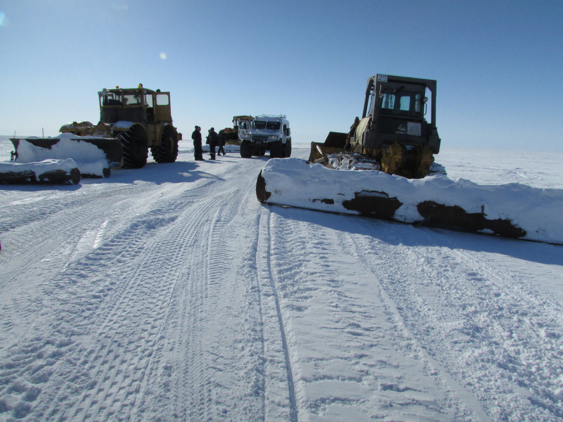 Для доставки грузов было построено и восстановлено более 1 300 километров зимних автодорог
