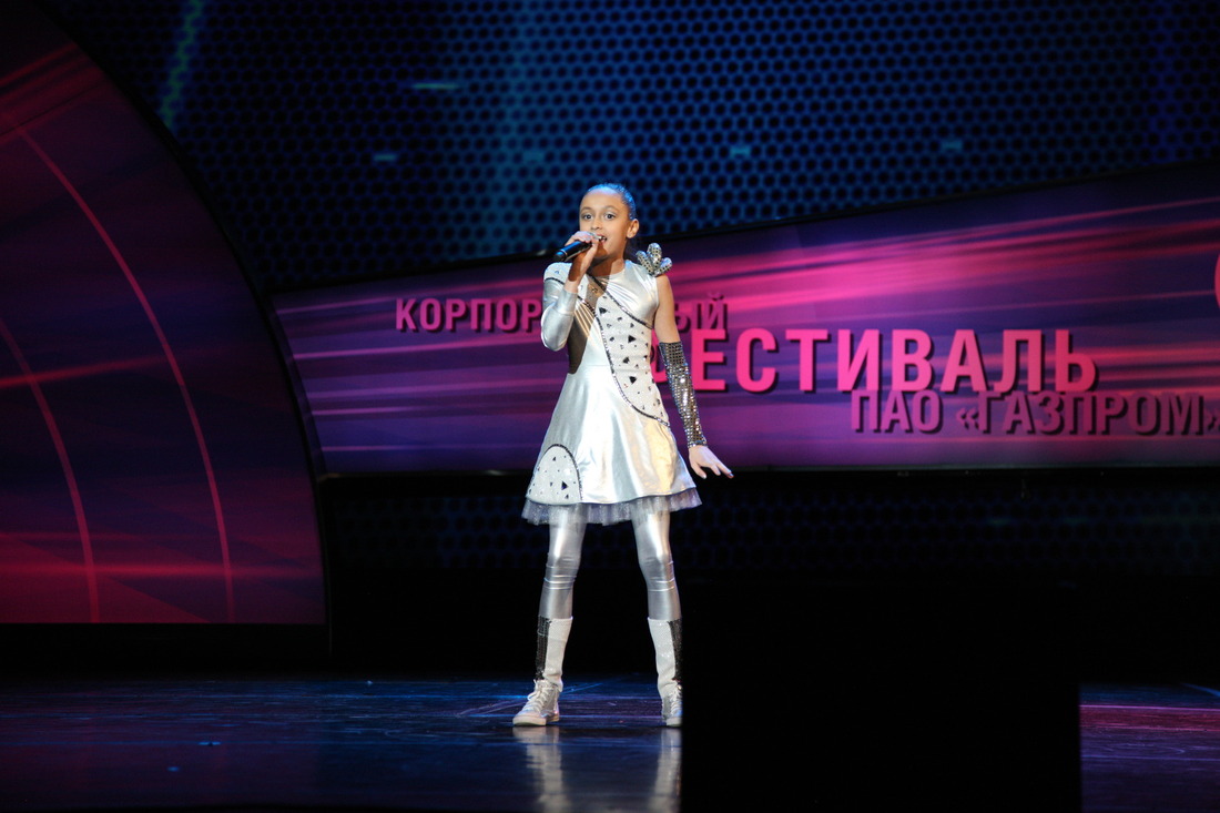 Амалия Бячкова исполняет песню "Сенсация"