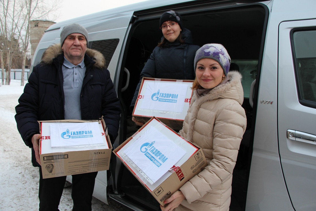 Сотрудники ООО "Газпром геологоразведка" со сладкими подарками для ребят