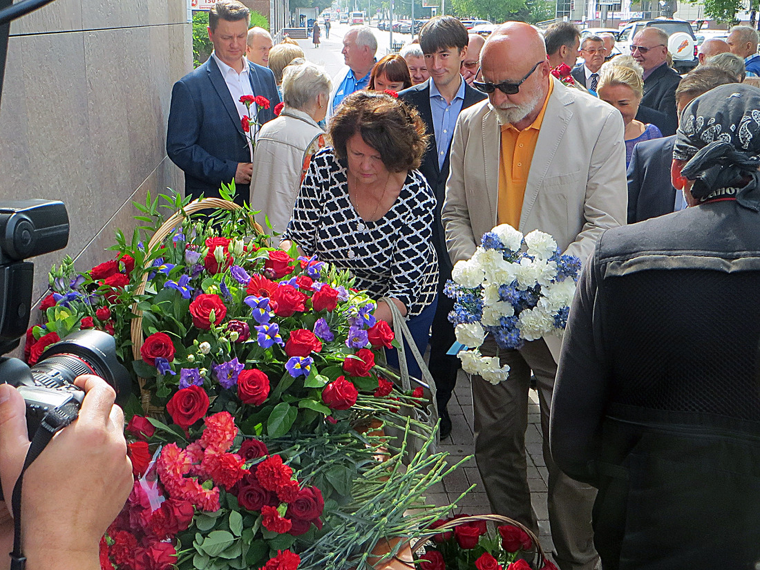 Алексей Нежданов возлагает цветы к памятной доске в честь Фармана Салманова
