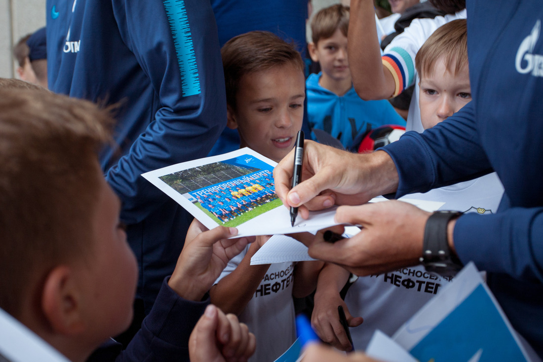 Дети получили автографы на память от профессиональных футболистов