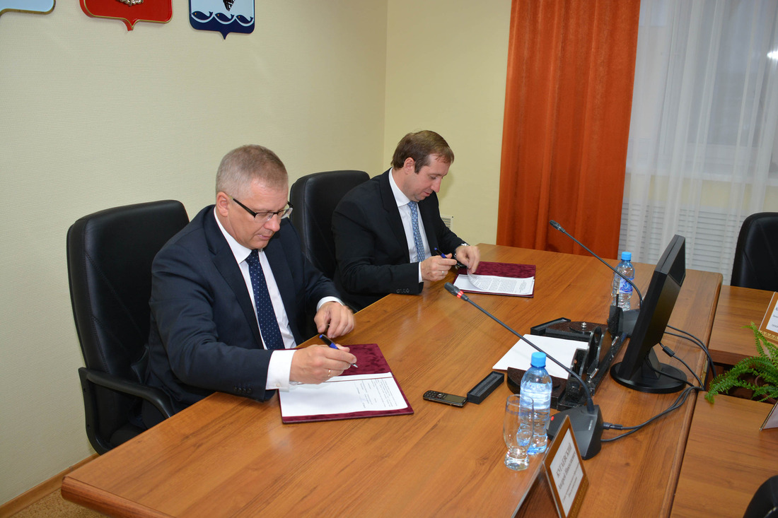 Андрей Кугаевский и Алексей Давыдов подписали документ, продлевающий социально-экономическое сотрудничество между компанией и районом