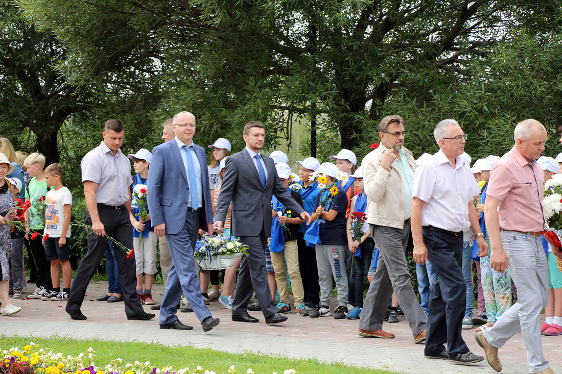 Представители руководства компании и Совета молодежи возложили цветы к памятному камню
