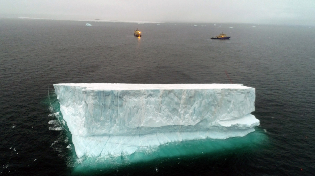 Тренировка по буксировке айсберга двумя ледокольными судами в сентябре 2018 г. Вес айсберга — свыше 2 млн тонн.