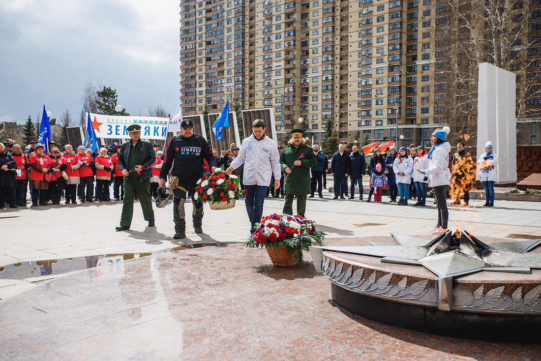Завершила митинг церемония возложения цветов на Площади Памяти