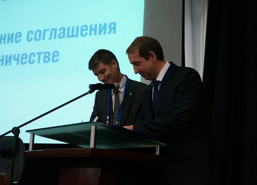 Алексей Давыдов (справа) и Кирилл Семенихин подписали соглашение о сотрудничестве