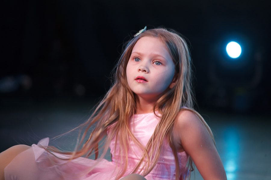 Самая младшая участница 7-летняя Алена Сухова выступила с танцем Маленькое волшебство